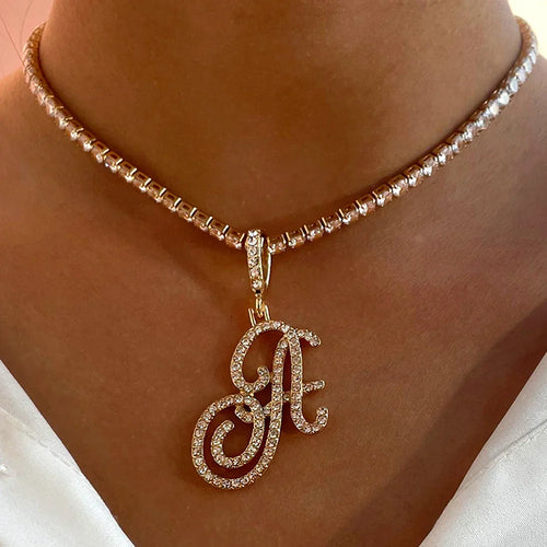 Collar tipo gargantilla con dije de inicial y pedrería a