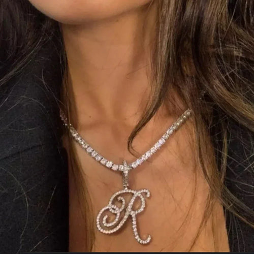 Collar tipo gargantilla con dije de inicial y pedrería r