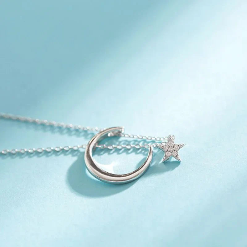 Collar con Colgante de Luna y Estrella en Cristal