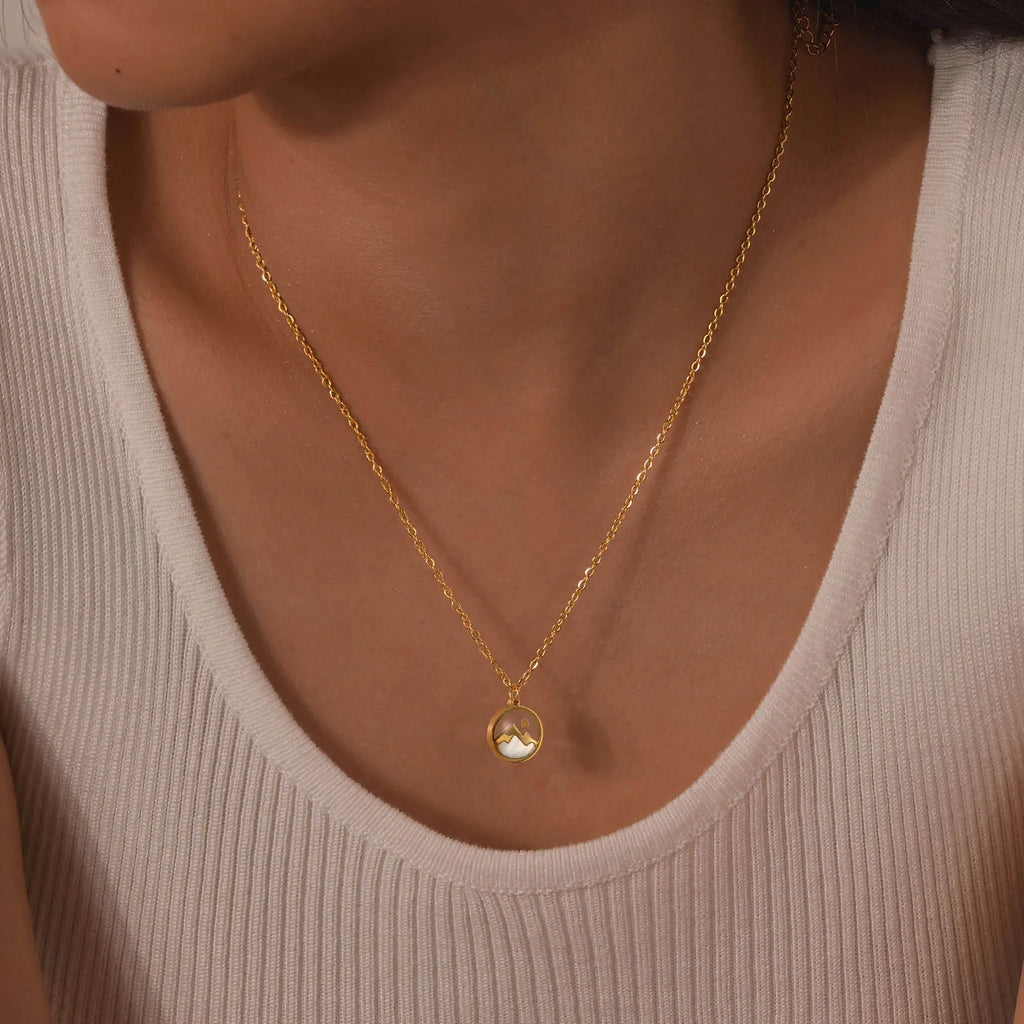 Collar con Colgante de Montaña y Luna