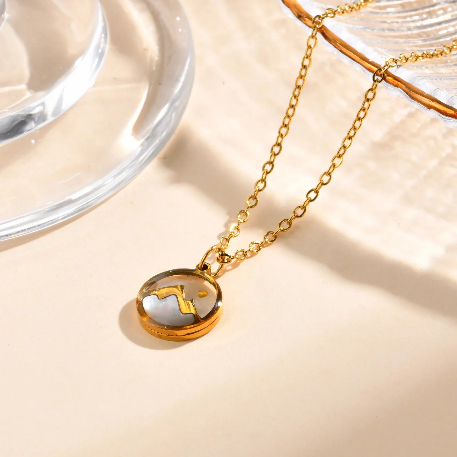 Collar con Colgante de Montaña y Luna