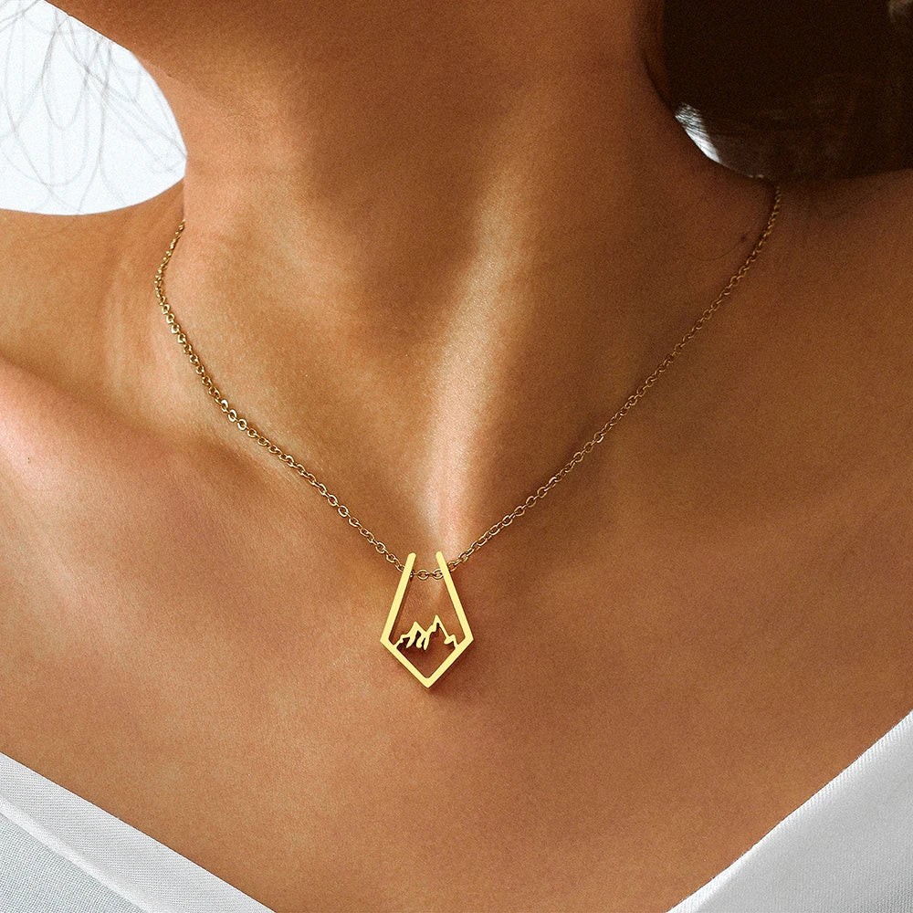 Collar con Colgante Montaña oro