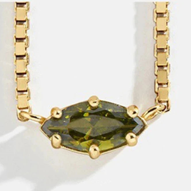 Collar con colgante de piedra natal en forma de ojo agosto