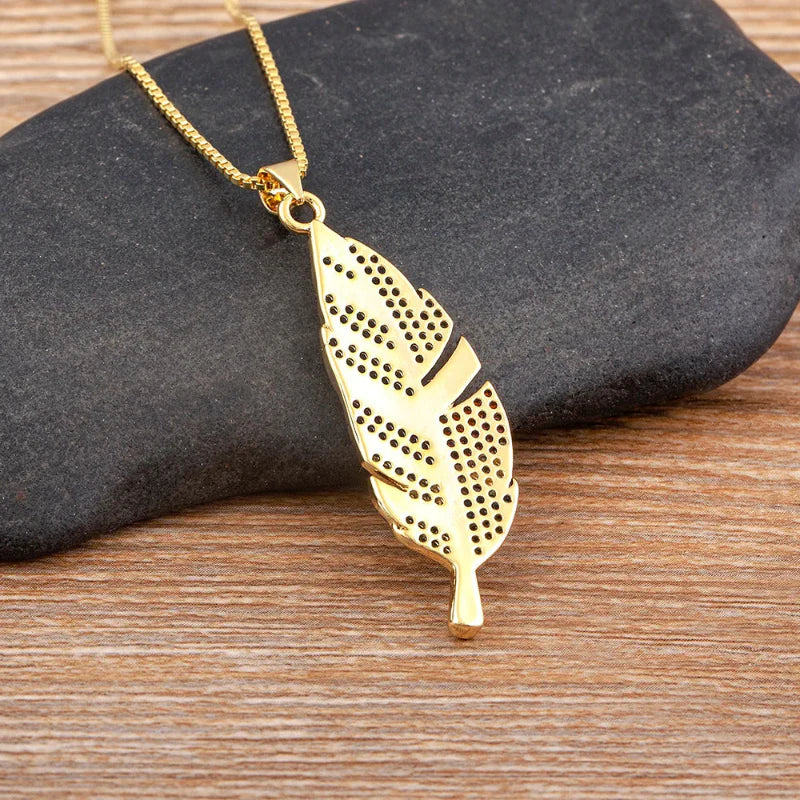 Collar con Colgante de Pluma y Circonio