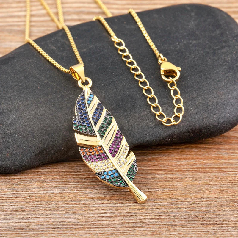 Collar con Colgante de Pluma y Circonio