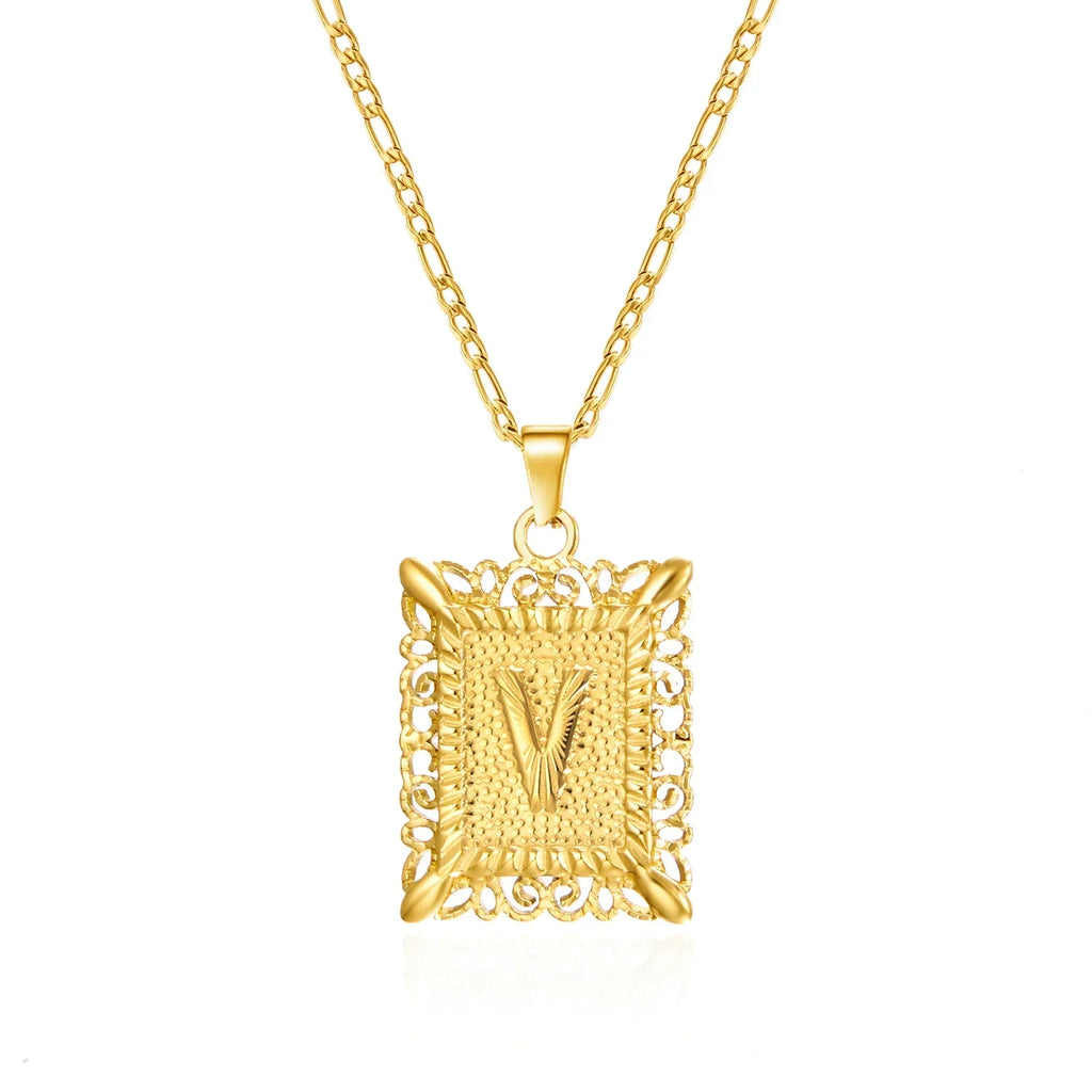 Collar con colgante rectangular con inicial v