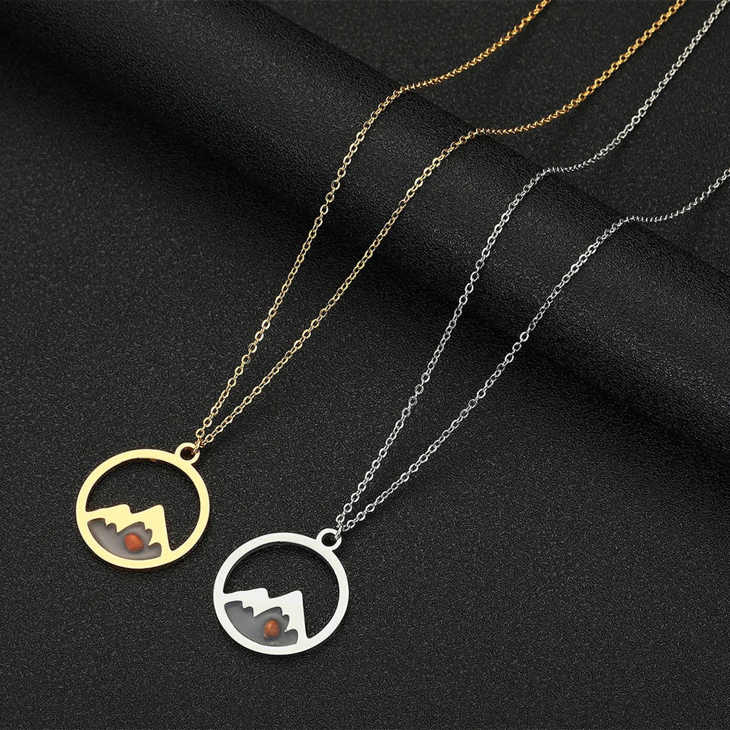 Collar con Colgante Redondo Montaña y Semilla en oro