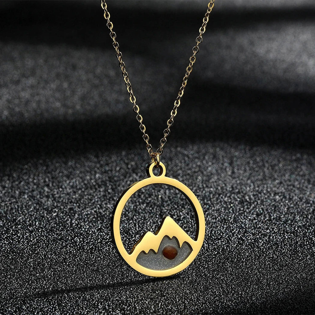 Collar con Colgante Redondo Montaña y Semilla en oro