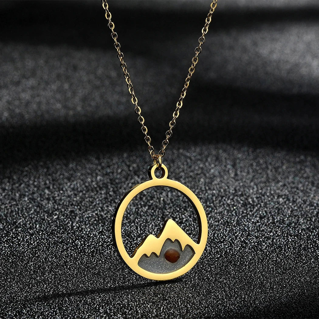 Collar con Colgante Redondo Montaña y Semilla en oro