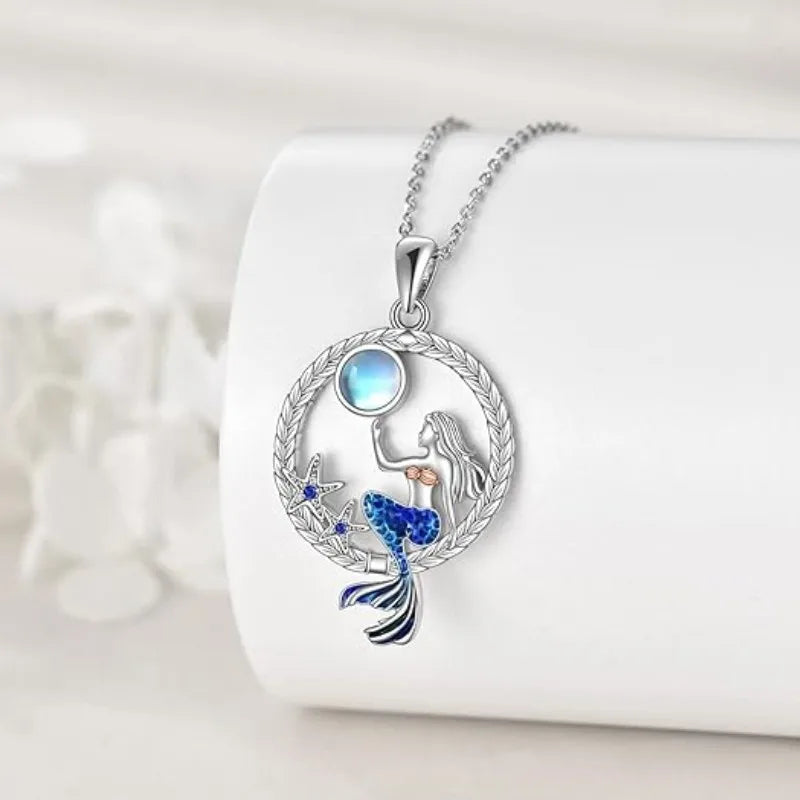Collar con Colgante de Sirena con Circón y Piedra de Luna