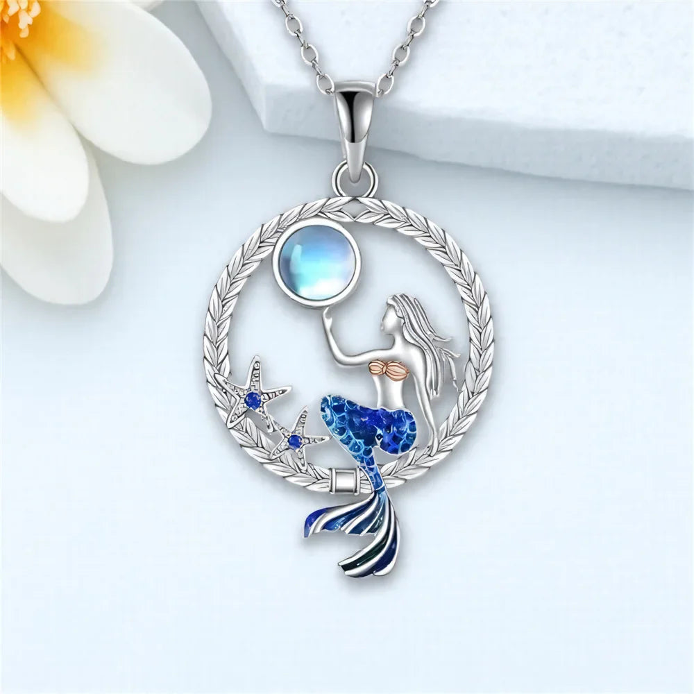 Collar con Colgante de Sirena con Circón y Piedra de Luna