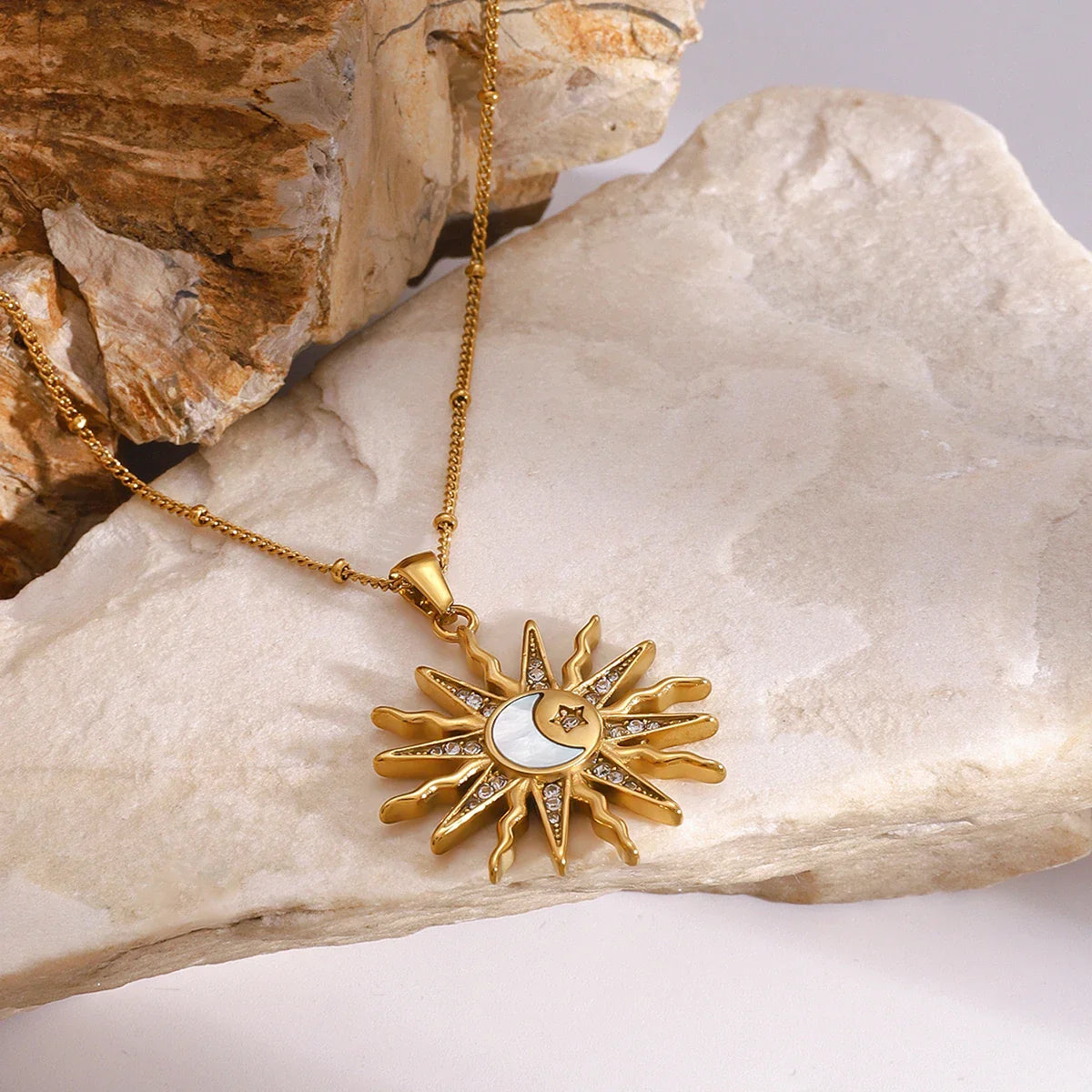 Collar con Encantador Colgante de Sol y Luna