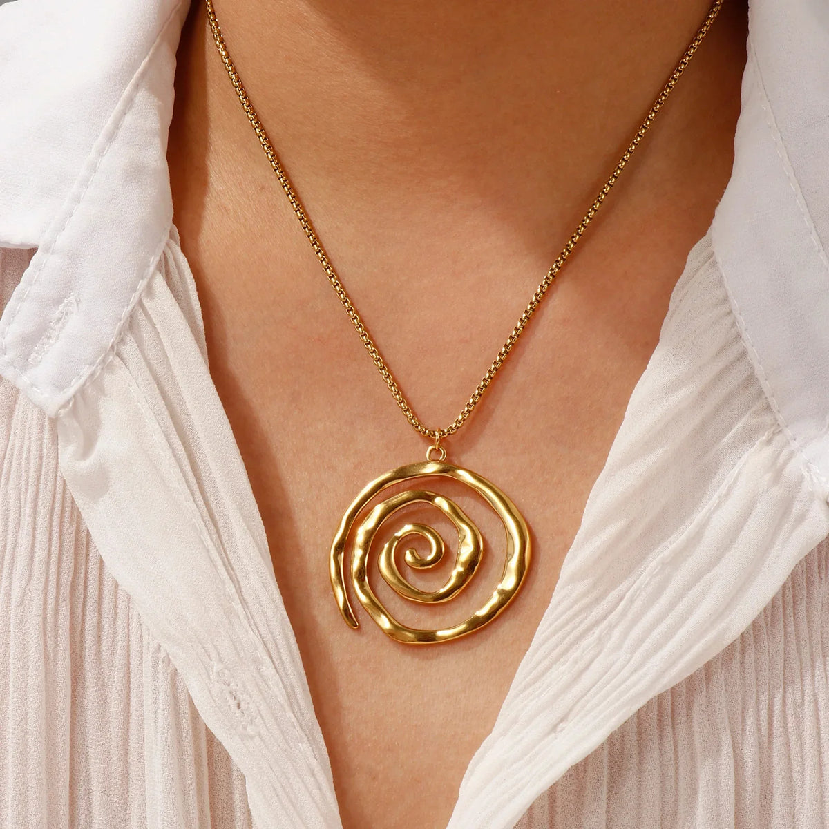 Collar con colgante de espiral dorada