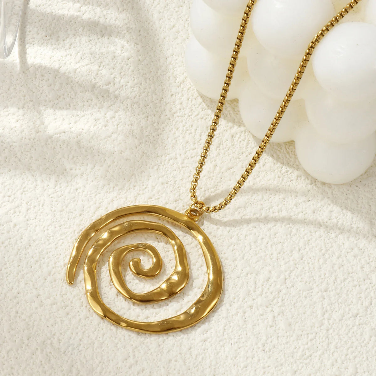 Collar con colgante de espiral dorada