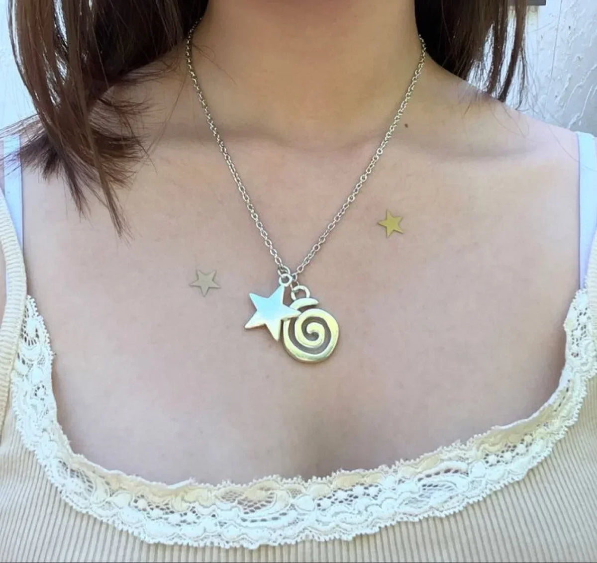Collar con colgante de espiral y pequeña estrella