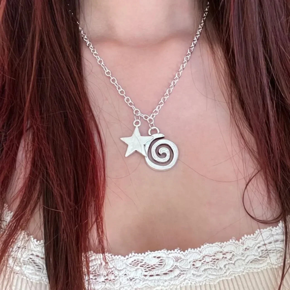 Collar con colgante de espiral y pequeña estrella