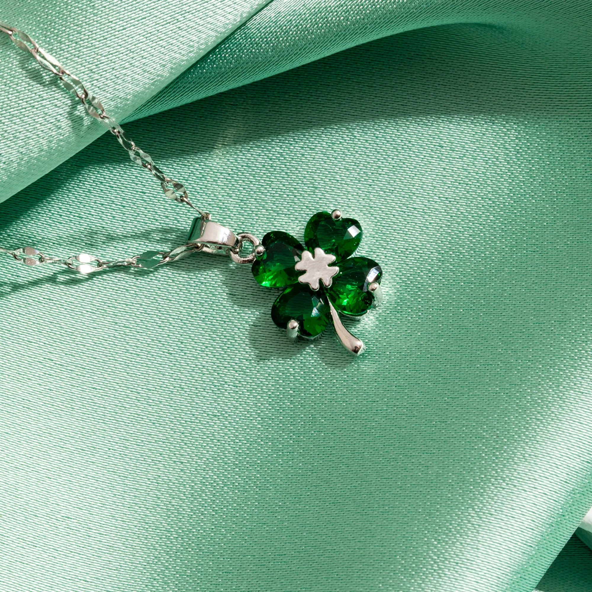 Collar con Colgante de Trébol de 4 Hojas en colores plata y verde