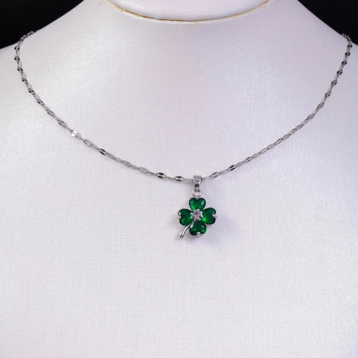 Collar con Colgante de Trébol de 4 Hojas en colores plata y verde