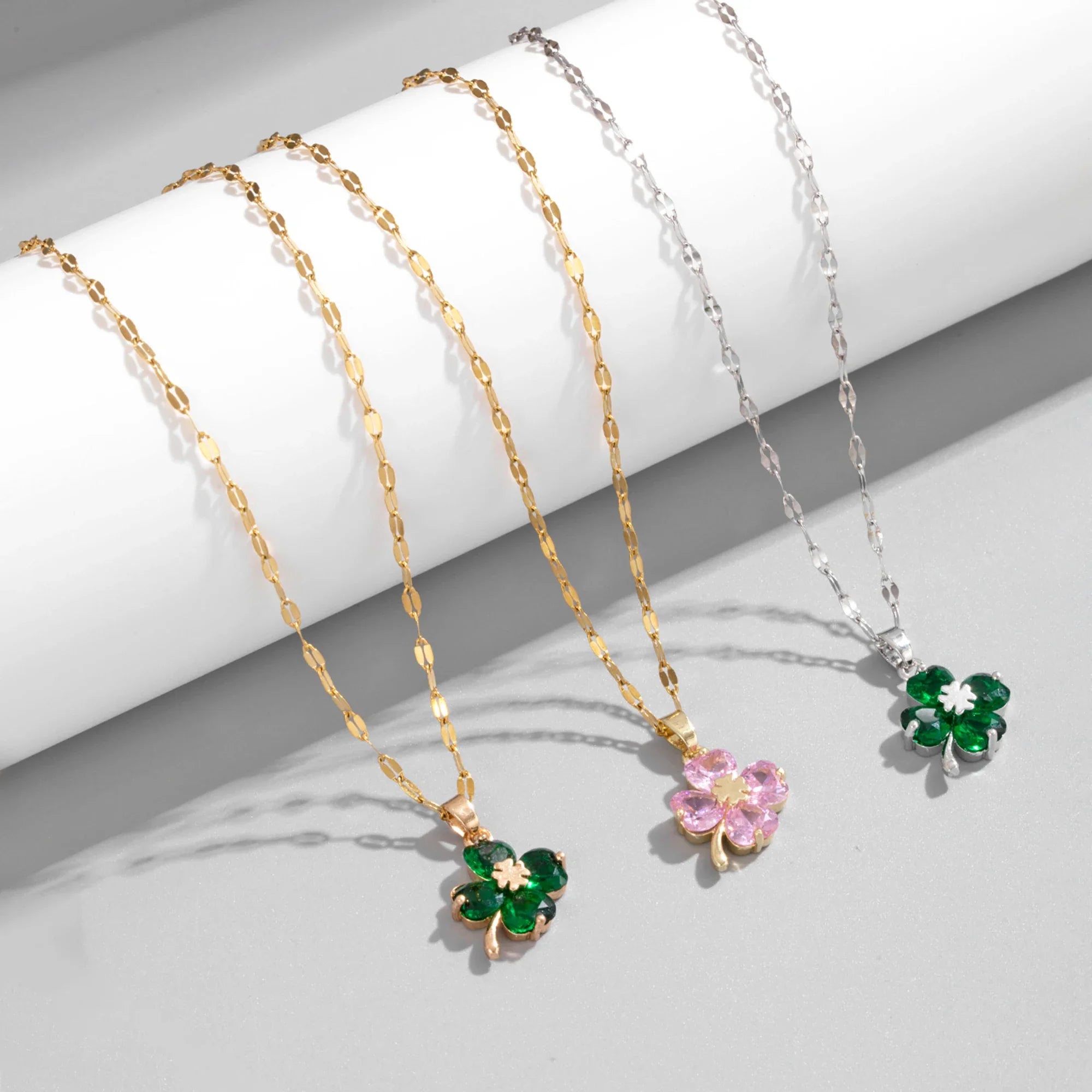 Collar con Colgante de Trébol de 4 Hojas en colores plata y oro