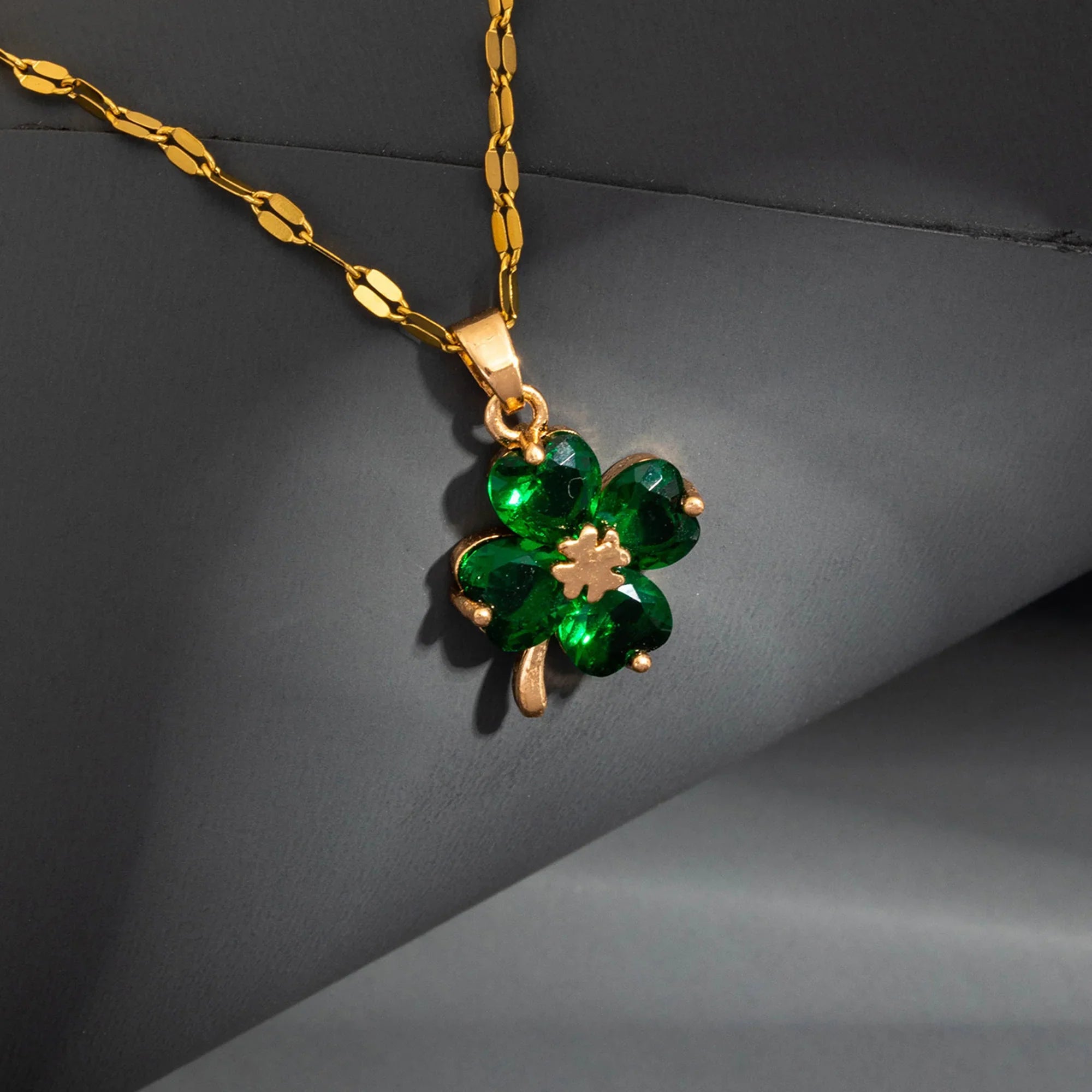 Collar con Colgante de Trébol de 4 Hojas en colores oro y verde