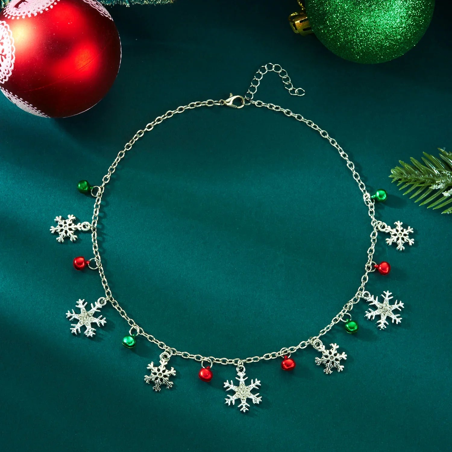Collar con Colgantes de Copos de Nieve y Bolas de Navidad