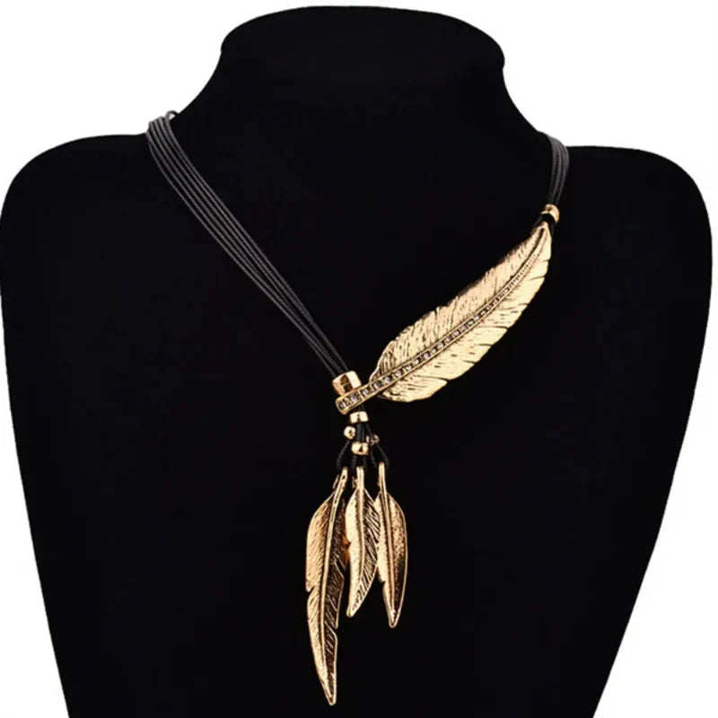 Collar con colgante de plumas oro