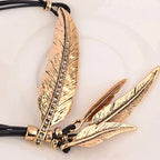 Collar con colgante de plumas oro