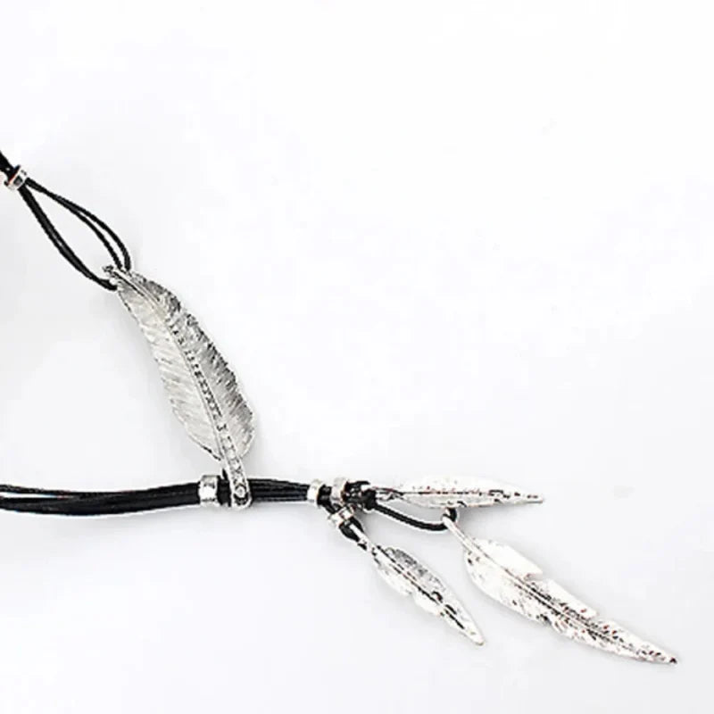 Collar con colgante de plumas plata