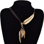 Collar con colgante de plumas oro