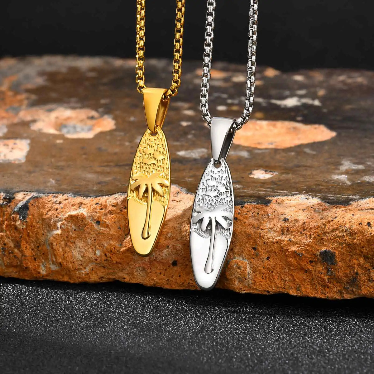 Collar con pequeño dije de palma y mar de oro