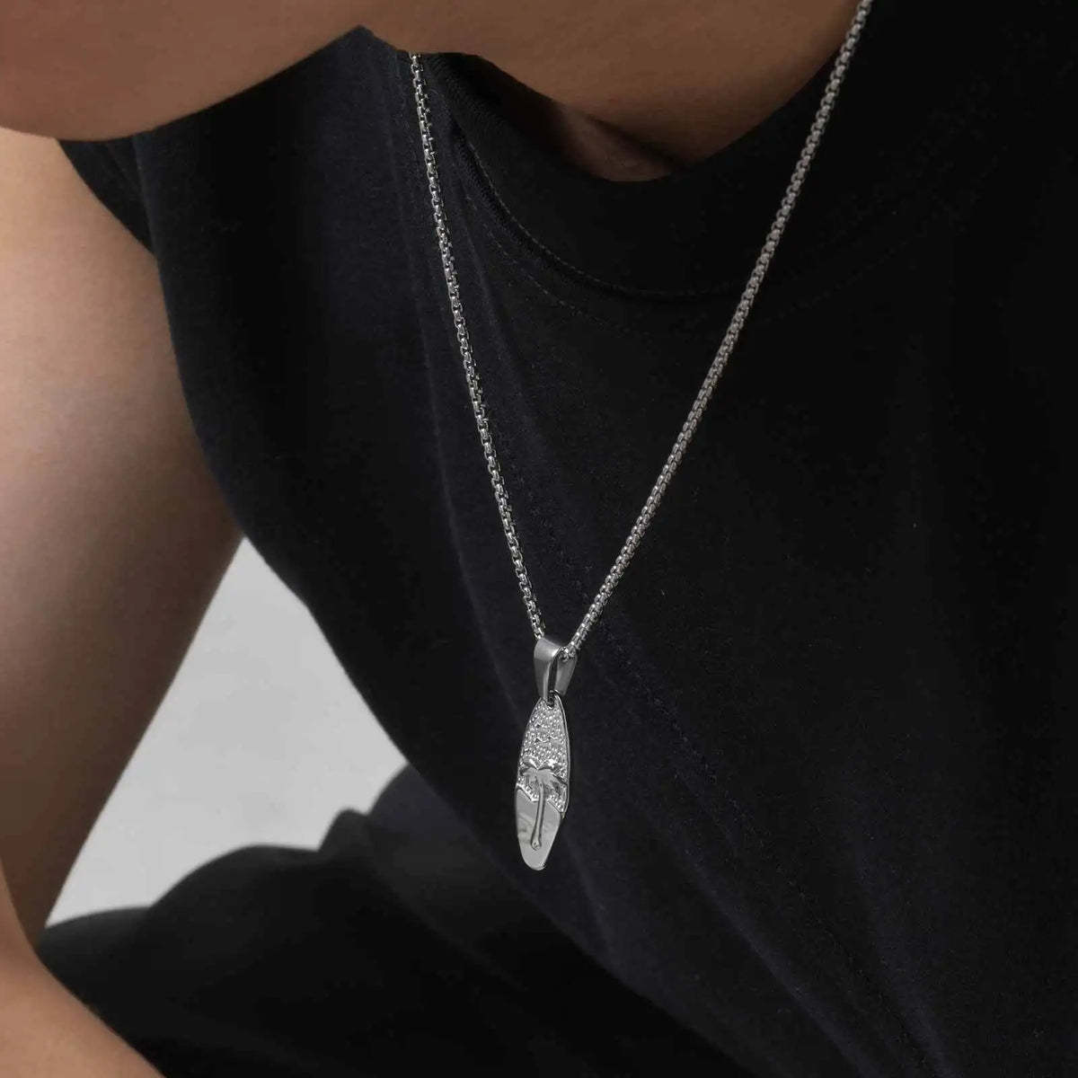 Collar con pequeño dije de palma y mar de plata
