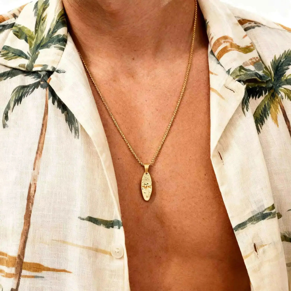 Collar con pequeño dije de palma y mar de oro