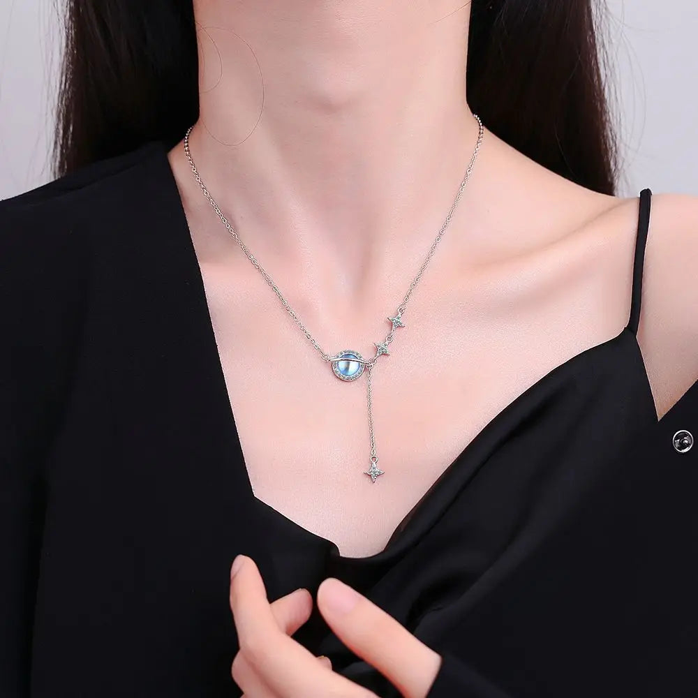 Collar con colgante de piedra de luna y estrellas en circonio