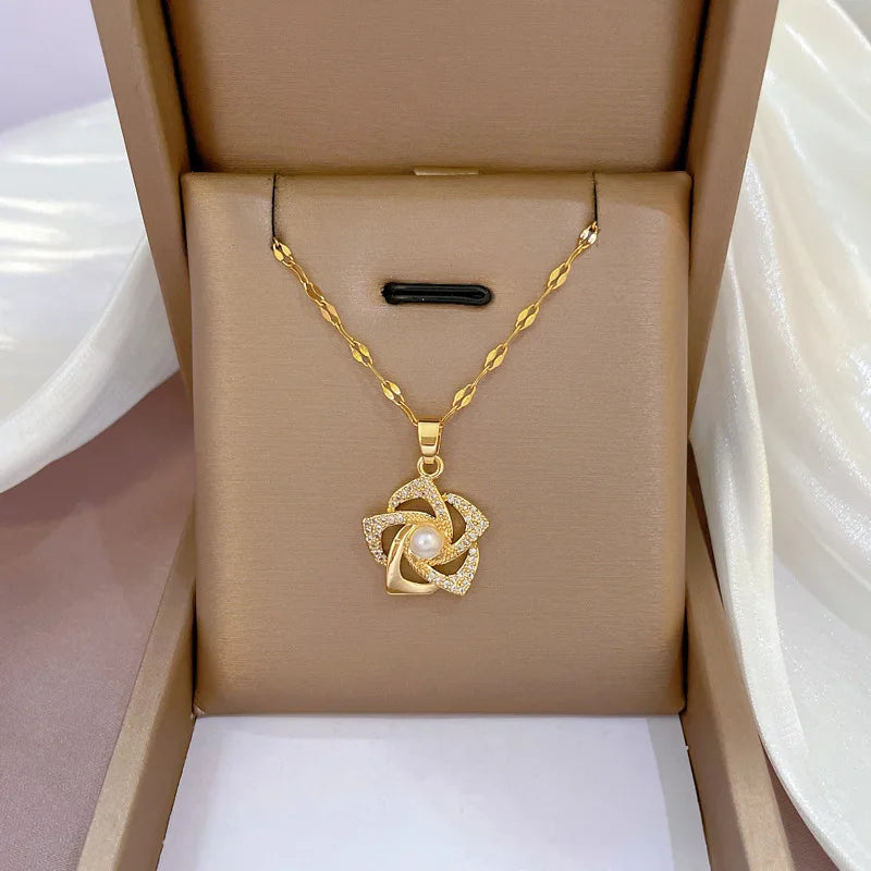 Collar Chic Colgante Flor Dorada y Perla