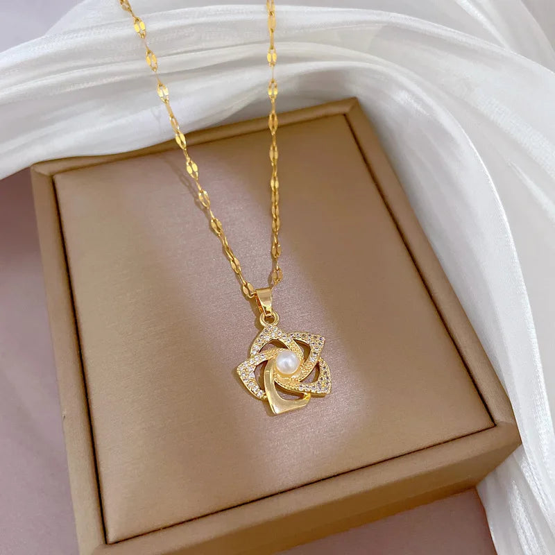 Collar Chic Colgante Flor Dorada y Perla