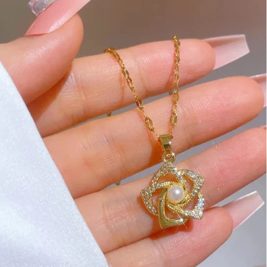 Collar Chic Colgante Flor Dorada y Perla