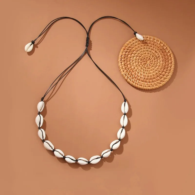 Collar de concha cauri blanco negro