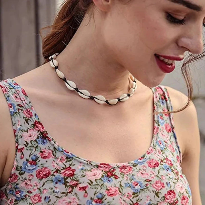 Collar de concha cauri blanco negro