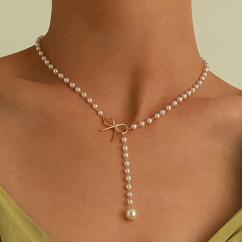Collar de Perlas con Colgante de Nudo blanco