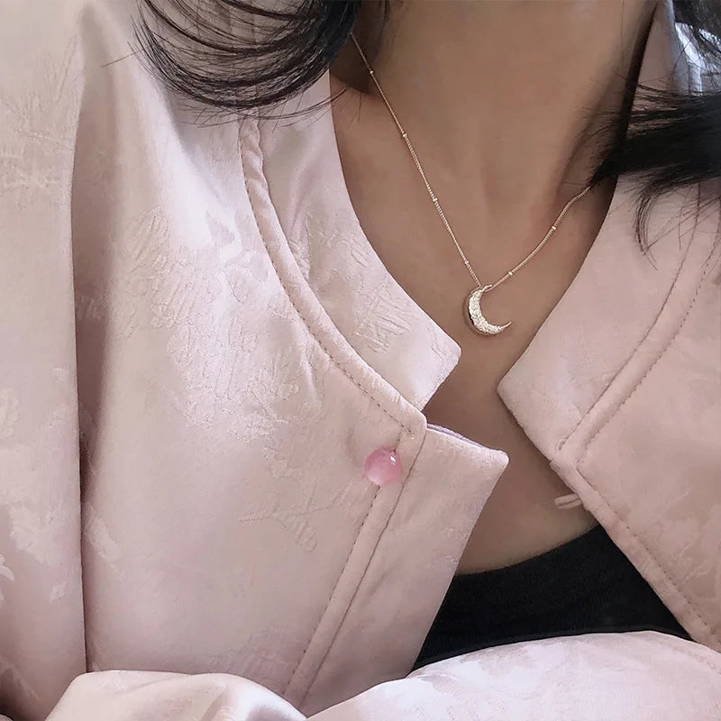 Collar discreto con colgante de luna