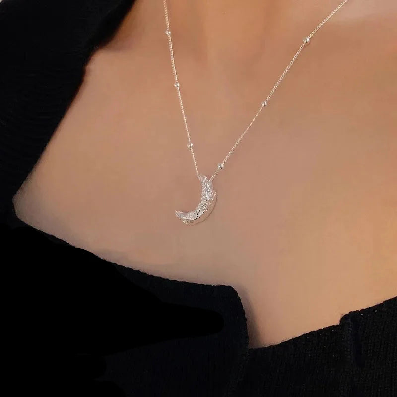Collar discreto con colgante de luna