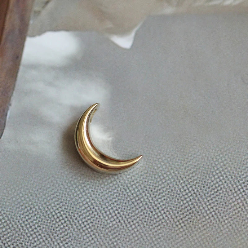 Collar discreto con colgante de luna para mujer en oro