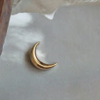 Collar discreto con colgante de luna para mujer en oro
