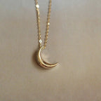 Collar discreto con colgante de luna para mujer en oro