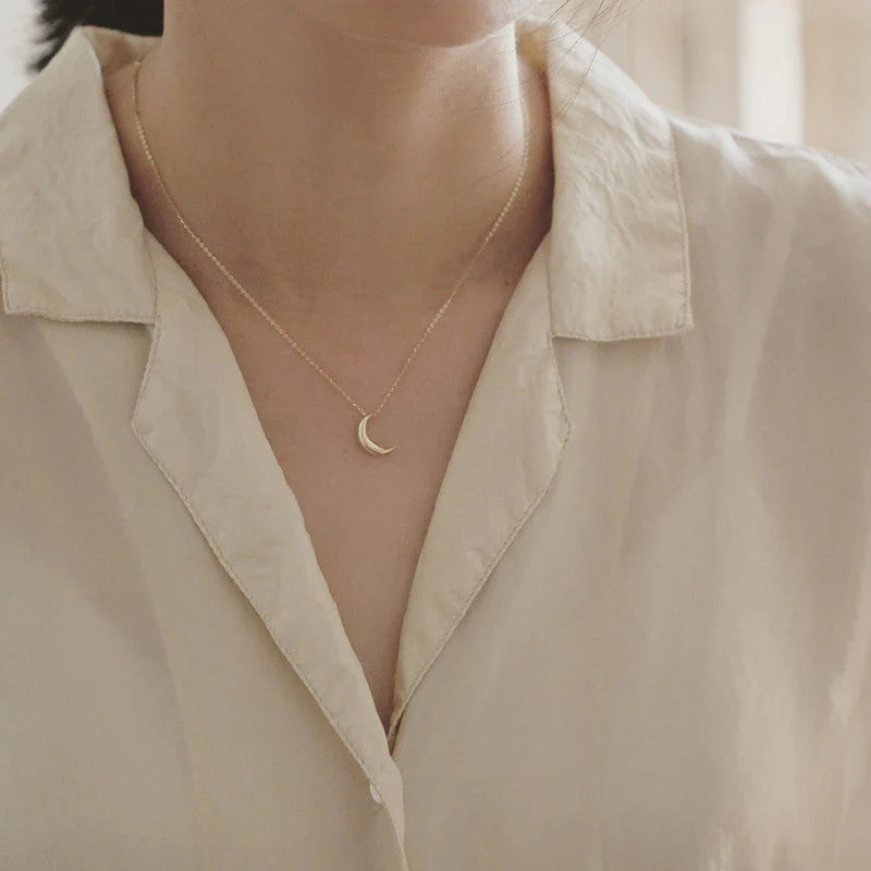 Collar discreto con colgante de luna para mujer en oro