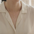 Collar discreto con colgante de luna para mujer en oro