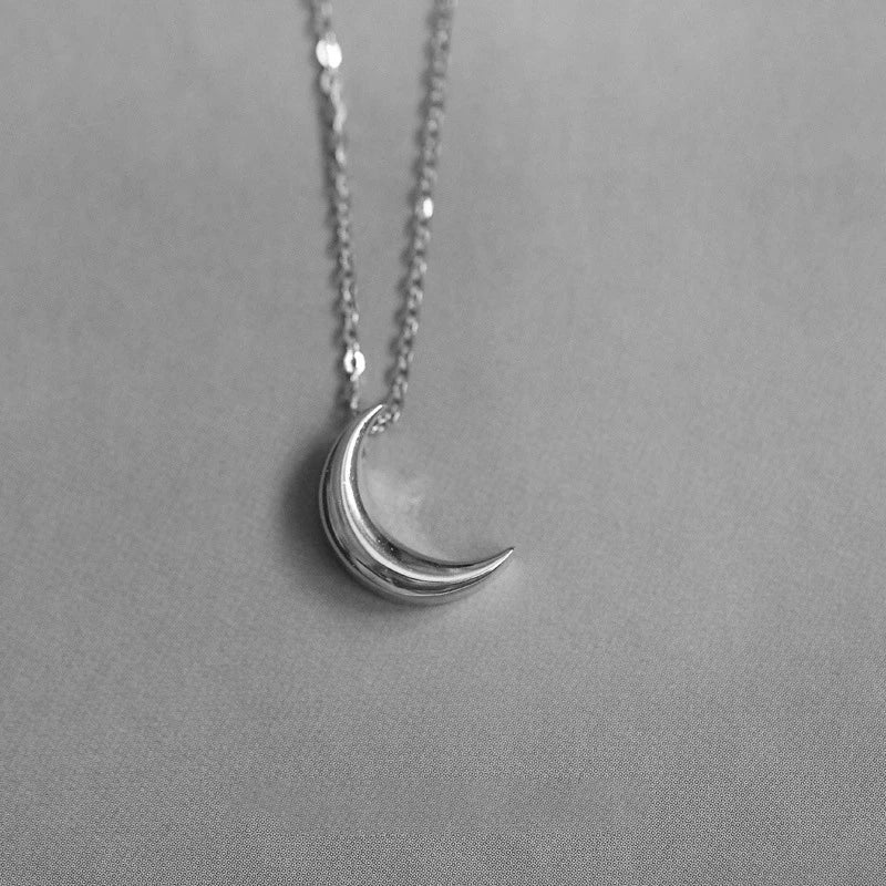 Collar discreto con colgante de luna para mujer en plata