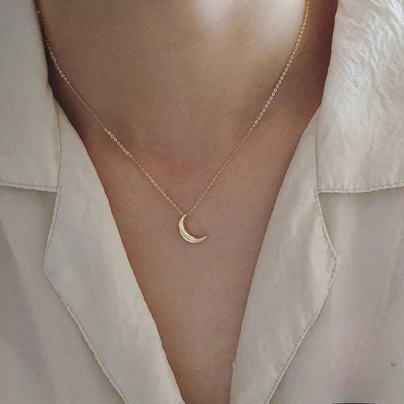 Collar discreto con colgante de luna para mujer en oro