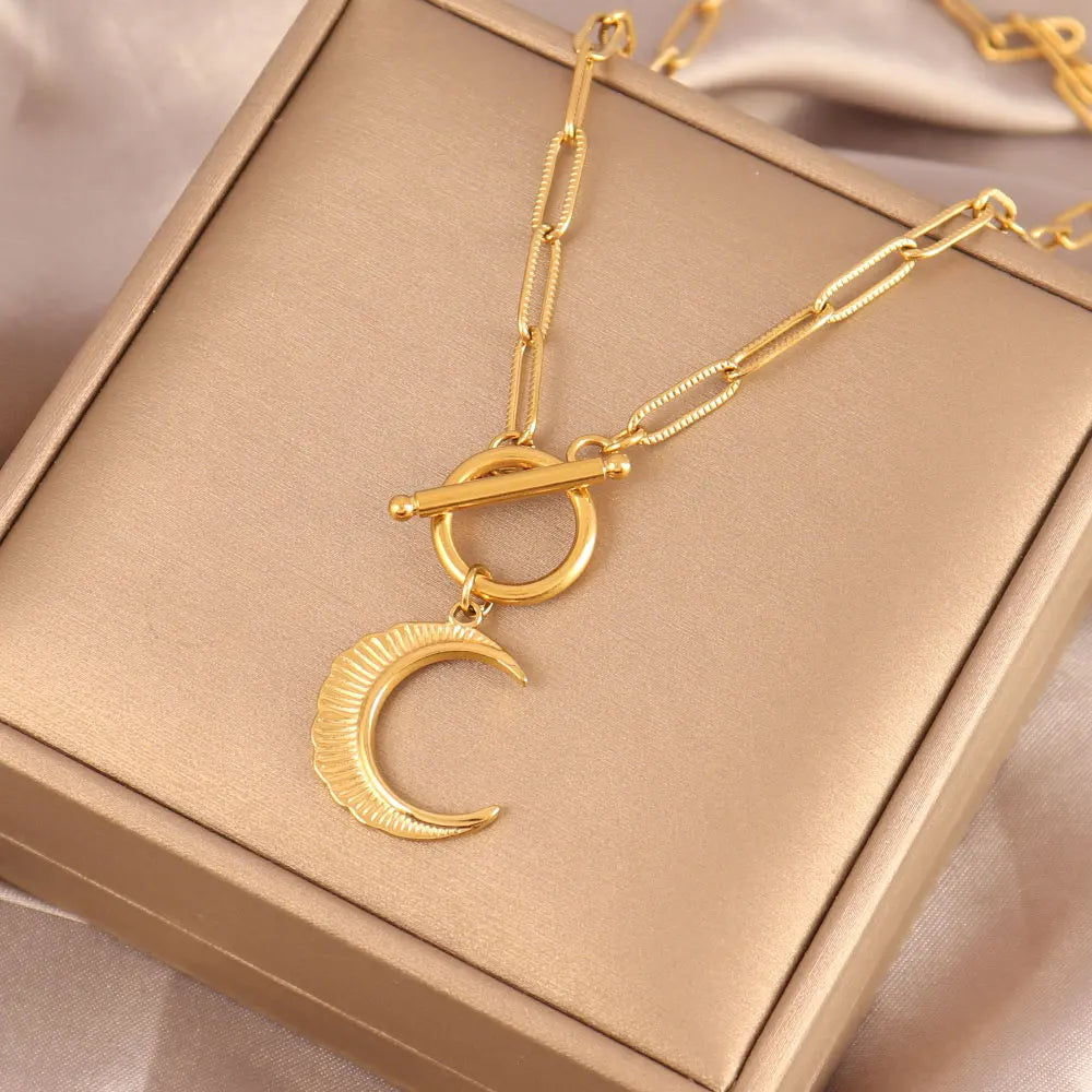Collar Elegante con Colgante de Luna