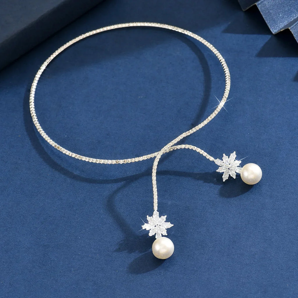 Collar elegante brillante con perlas 